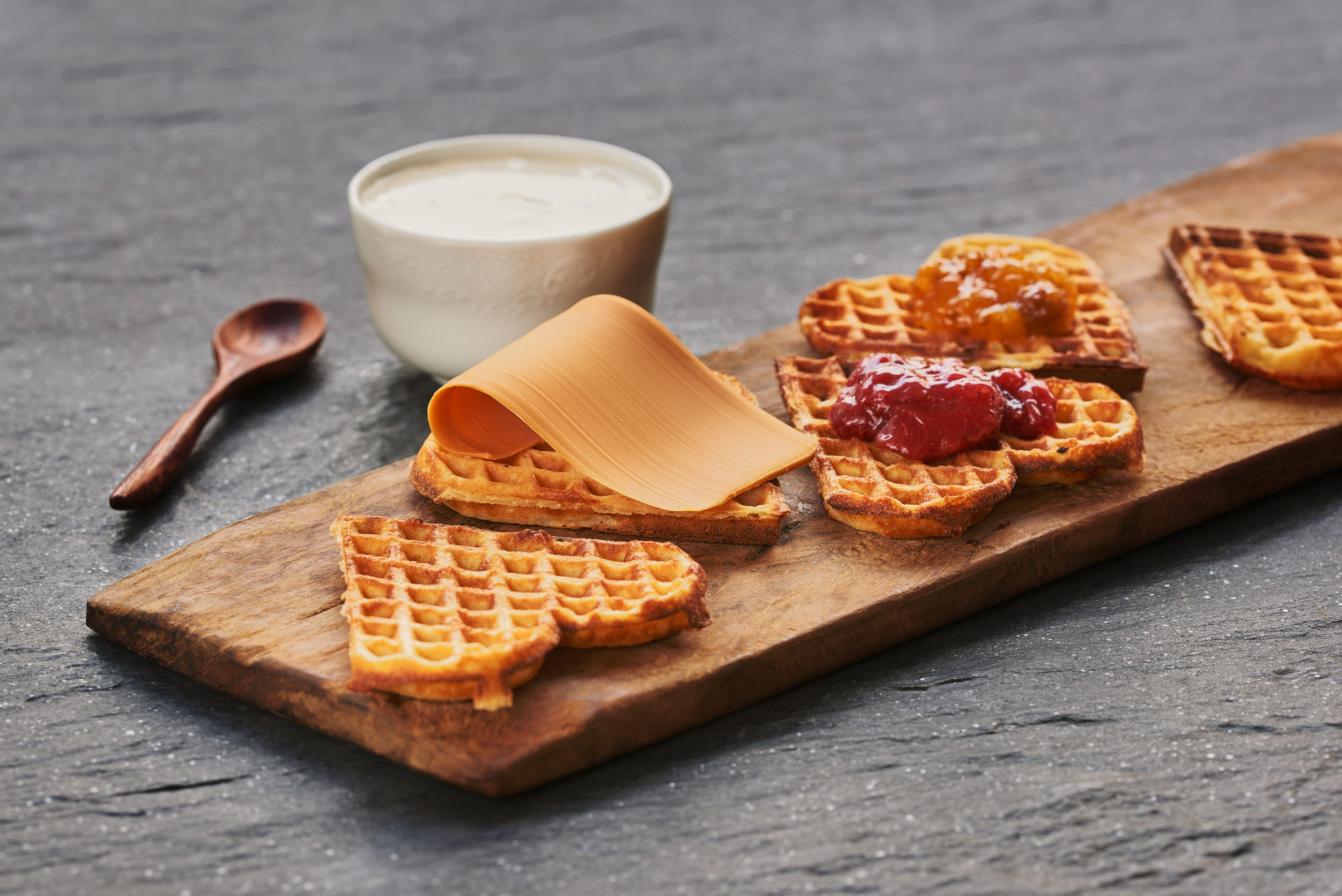 vafler på fat med brunost og syltetøy