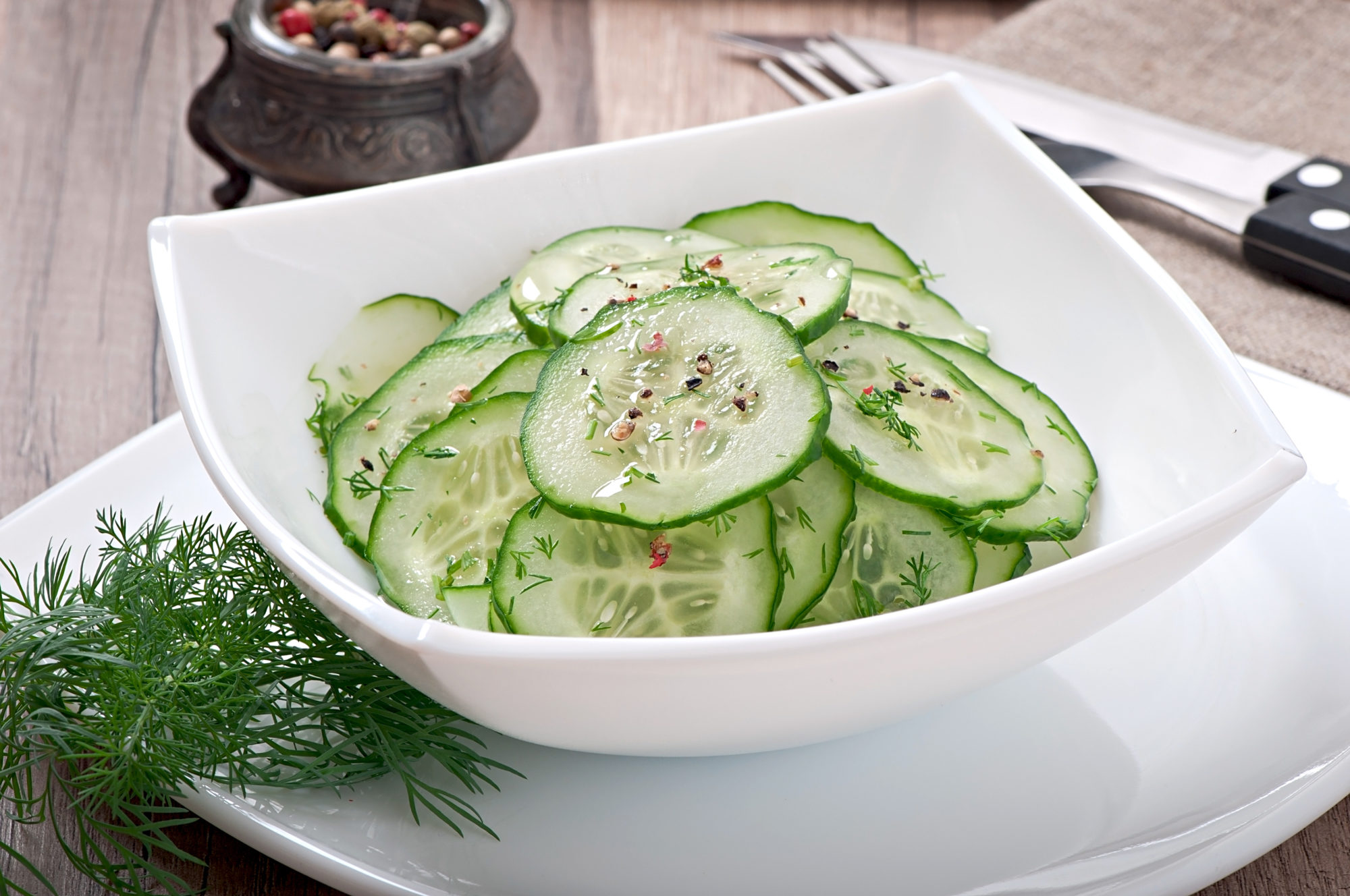agurksalat i skål