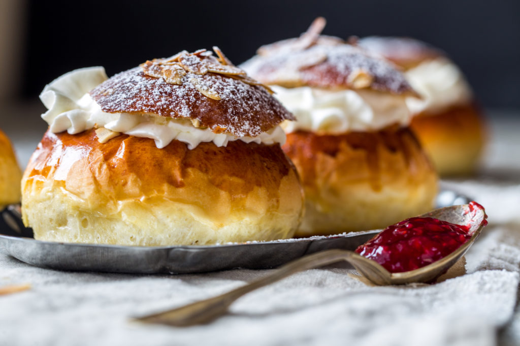 fastelavnsboller med krem syltetøy