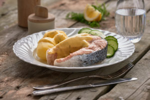 laks med sandefjordsmør på tallerken