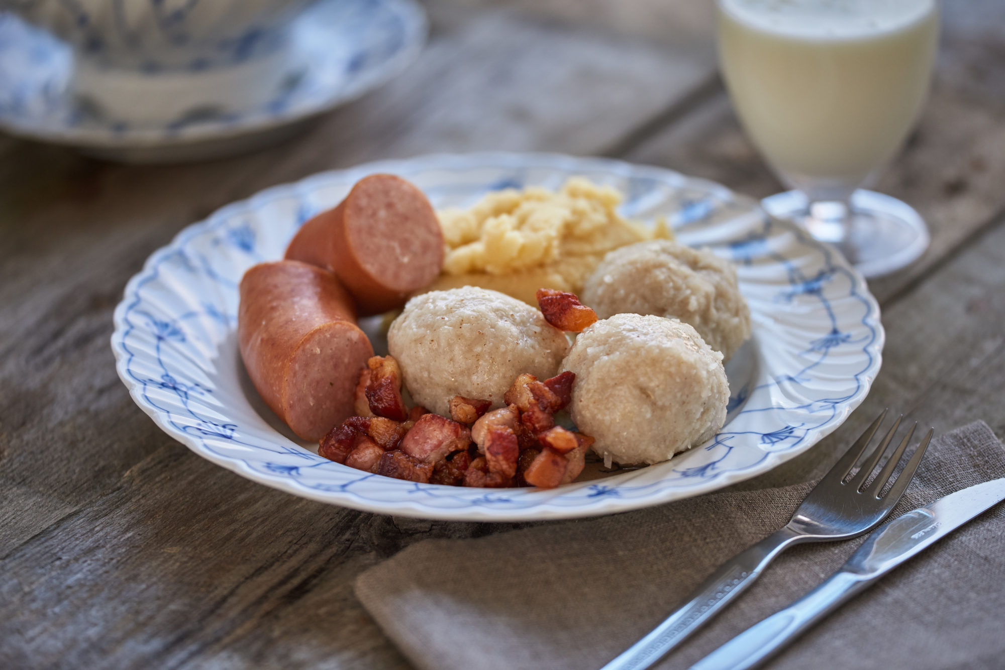 raspeballer med tilbehør på tallerken