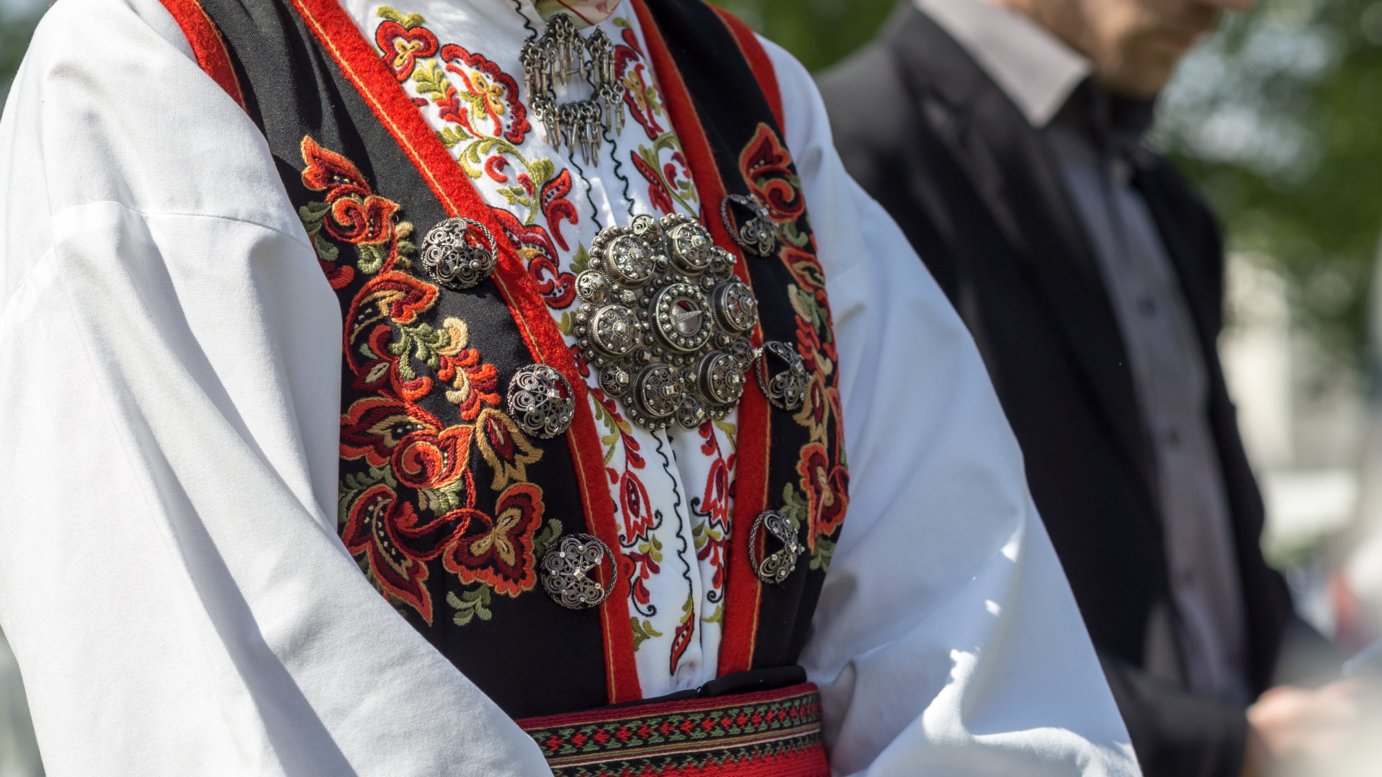 kvinne i bunad