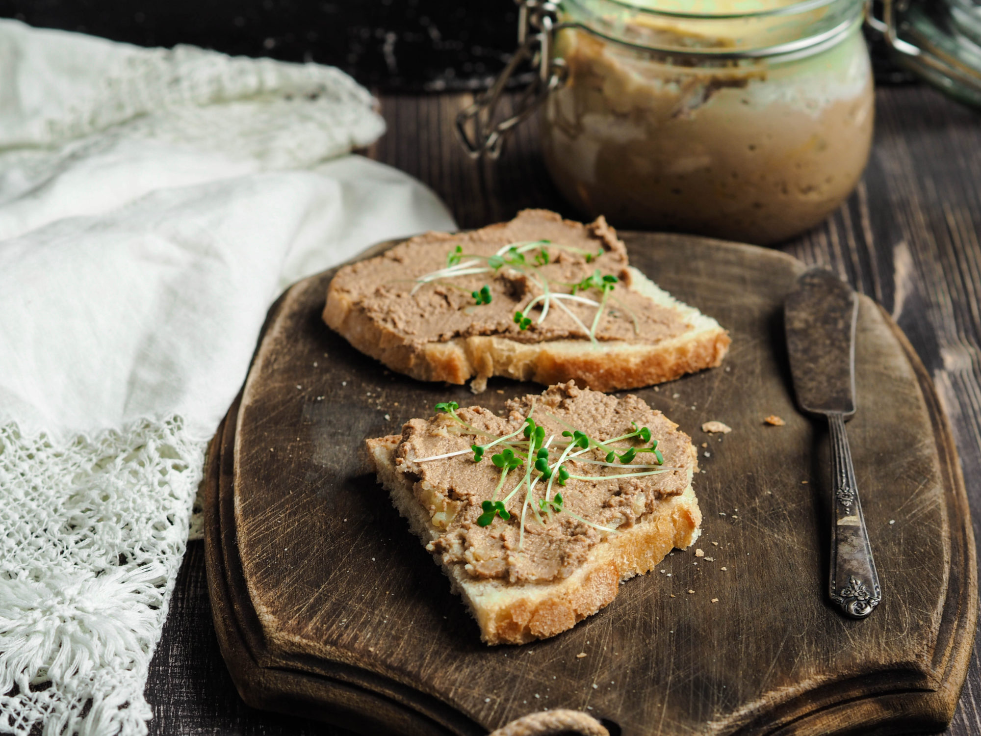 Leverpostei på halve brødskiver