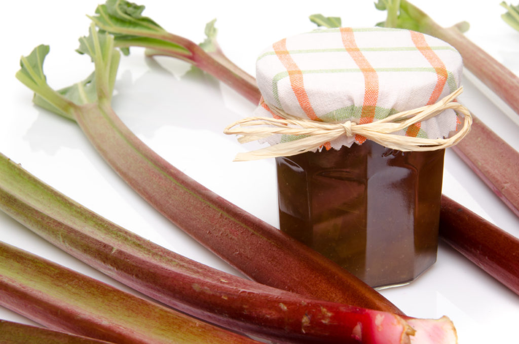 glass med rabarbragele og stilker