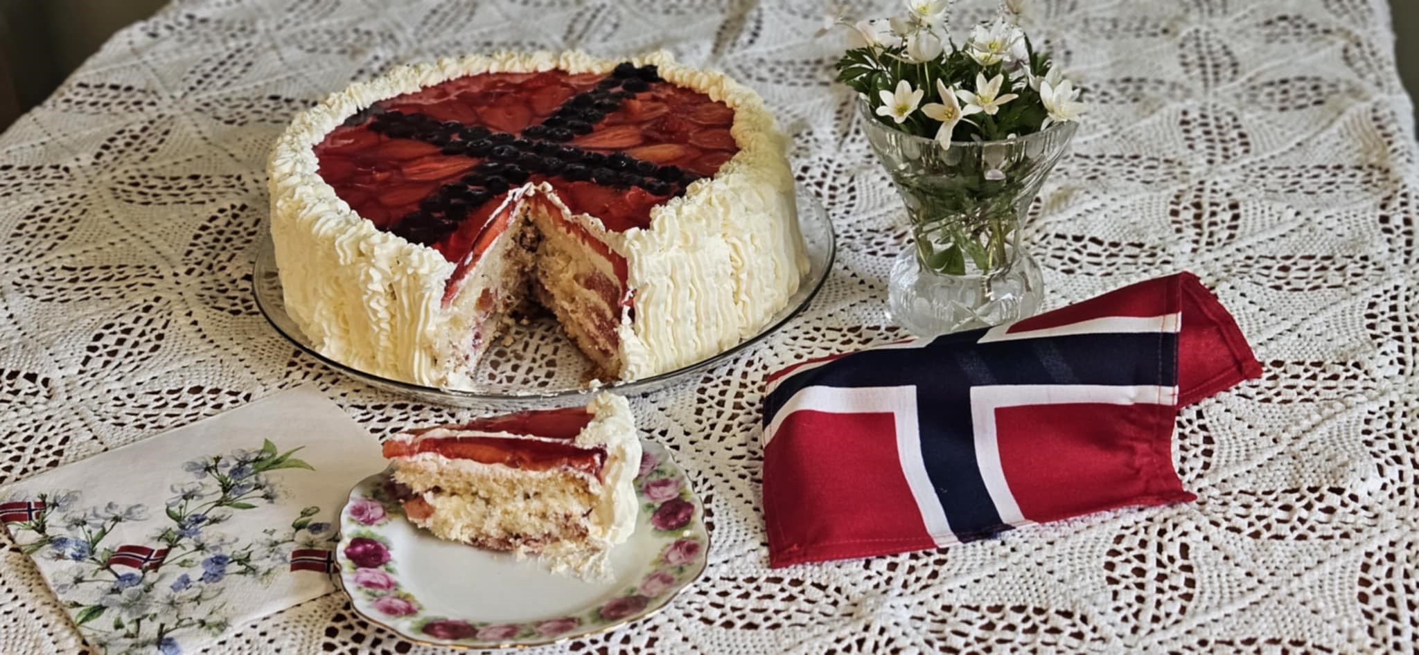 Bløtkake med gelelokk med jordbær