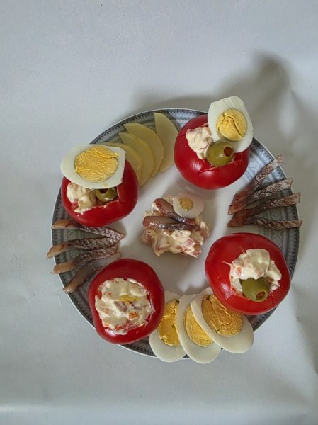 Spekesild med pikante fylte tomater fra Tjøme