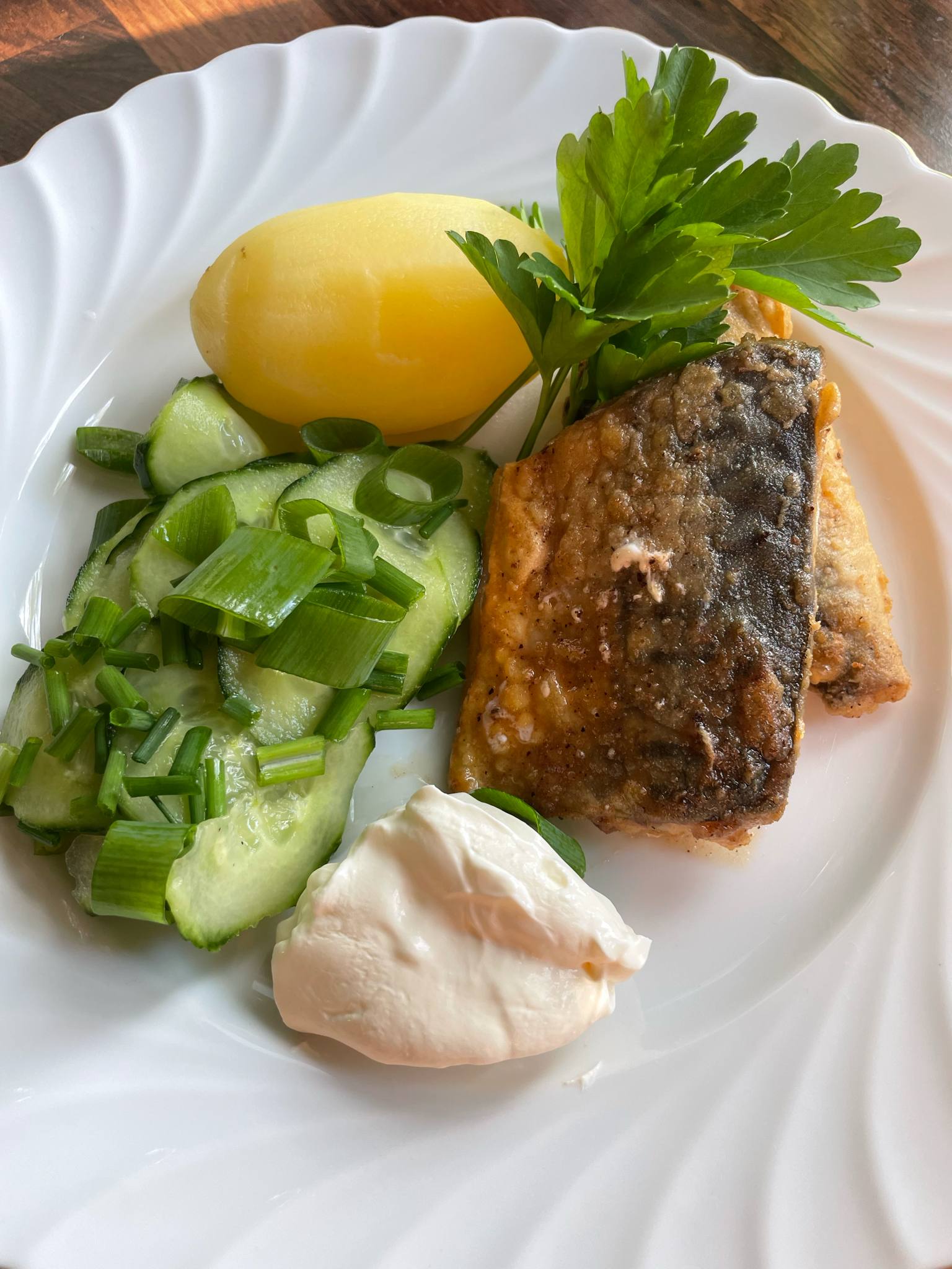 Stekt makrell med agurksalat og nypoteter