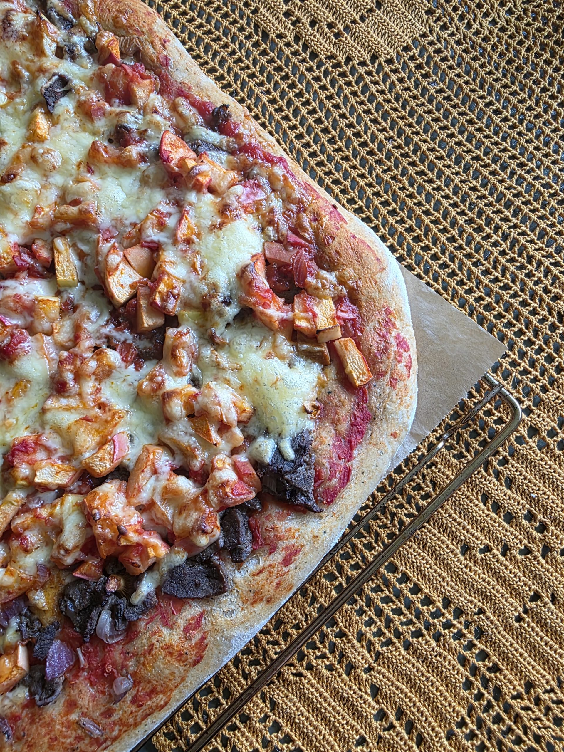 Pizza med elghakk og eple. Kan også bruke reinsdyrhakk. oppskrift fra Telemark..
