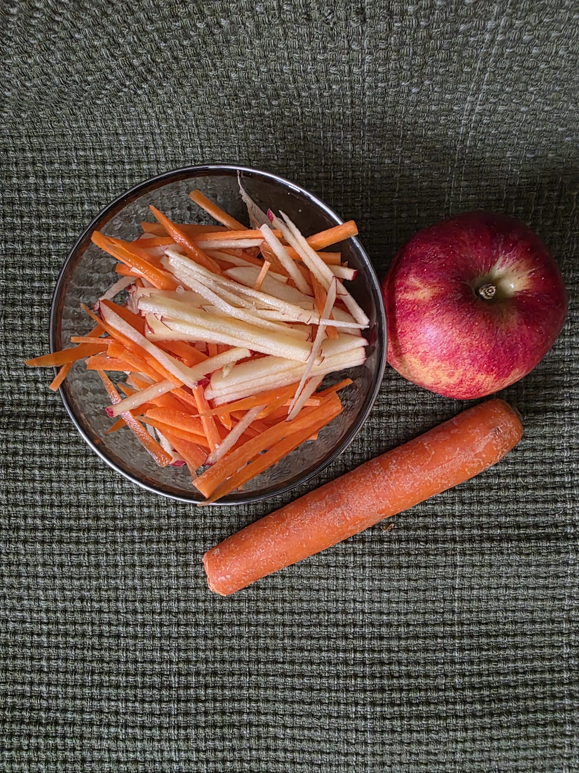 Eple- og gulrotsalat